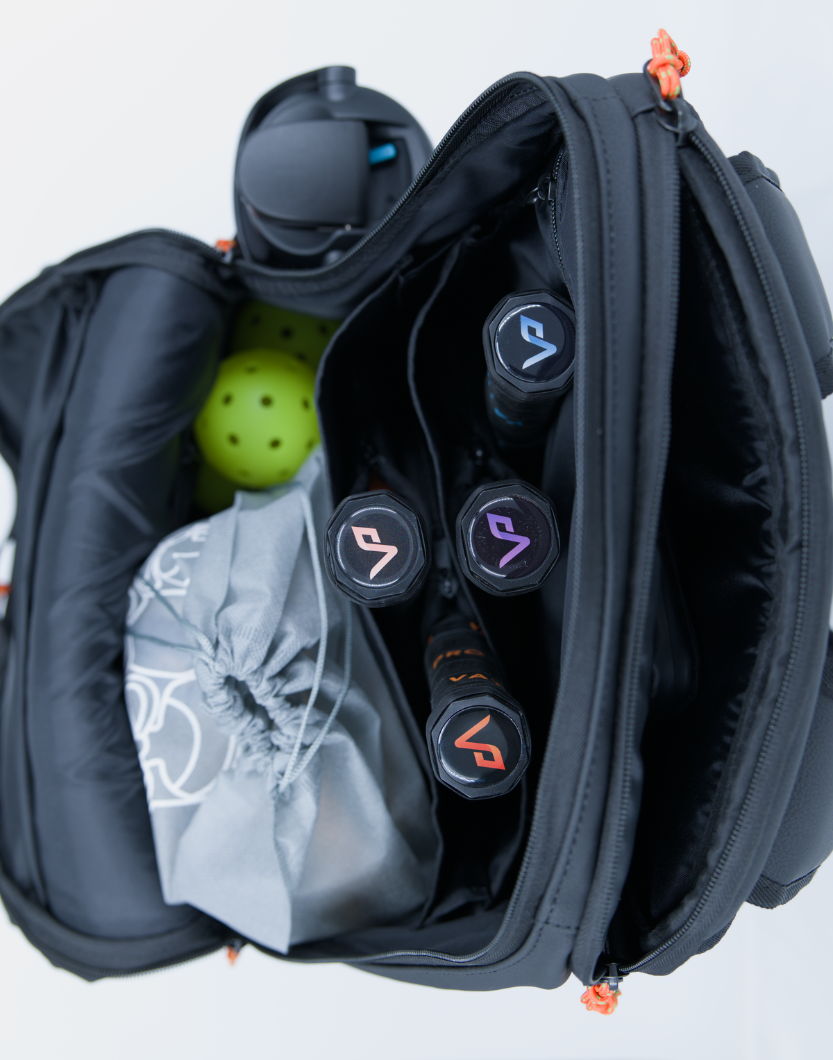 Tour Backpack メイン収納の使用イメージ（内容物は付属しません）